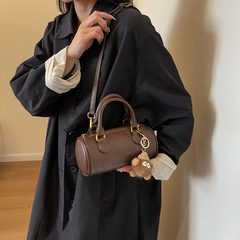 Bolso Cilíndrico Boston de Cuero PU Retro para Mujer Con Letras en Relieve Asa Superior Y Colgante de Peluche