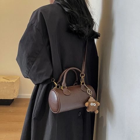 Bolso Cilíndrico Boston de Cuero PU Retro para Mujer Con Letras en Relieve Asa Superior Y Colgante de Peluche