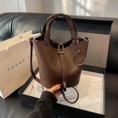 Bolso Cubo Vintage de Cuero PU con Patrón de Lichi para Mujer Gran Capacidad Bolso de Mano con Cierre de Metal y Colgante Sonrisa