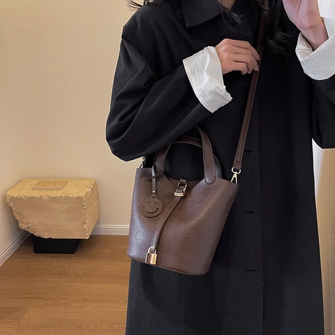 Bolso Cubo Vintage de Cuero PU con Patrón de Lichi para Mujer Gran Capacidad Bolso de Mano con Cierre de Metal y Colgante Sonrisa