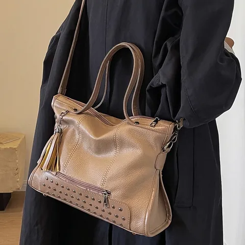Sac Tote Vintage pour Femmes avec Rivets et Glands Grande Capacité en Cuir PU Sac à Bandoulière de Voyage Décontracté