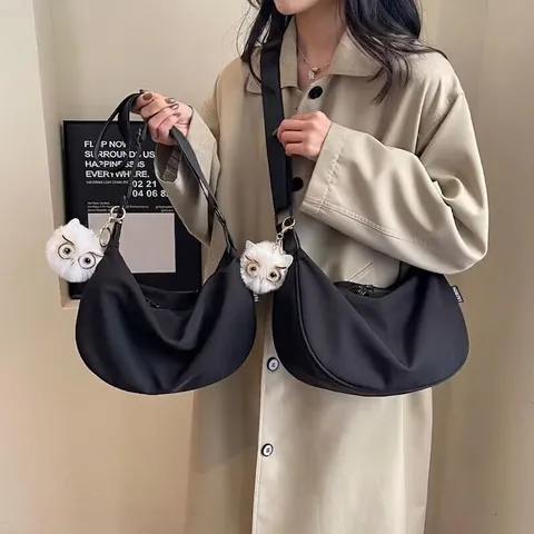 Damen Casual Nylon Halbmond Umhängetasche Große Kapazität Dumpling Schultertasche Mit Buchstaben Print Riemen Und Plüschanhänger