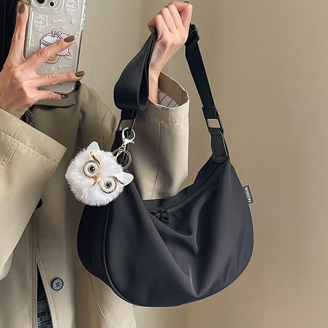 Damen Casual Nylon Halbmond Umhängetasche Große Kapazität Dumpling Schultertasche Mit Buchstaben Print Riemen Und Plüschanhänger