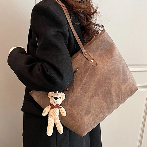 Sac Cabas Femme Grande Capacité Cuir PU Tendance Rétro Sac à Épaule Avec Pendentif Ours en Peluche Sac à Main Décontracté