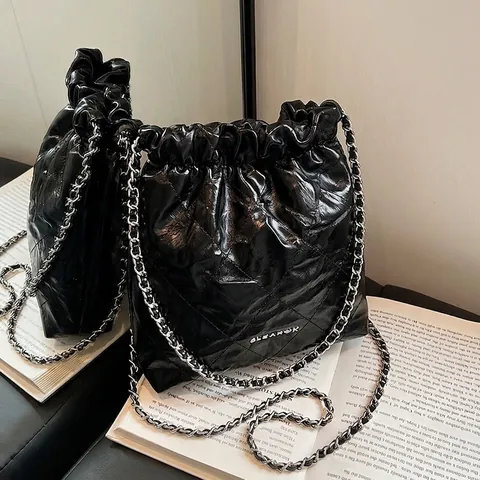 Damen Mode Gesteppte Rautenmuster Beuteltasche Metallic Silber PU Leder Kordelzug Kette Schulter Umhängetasche