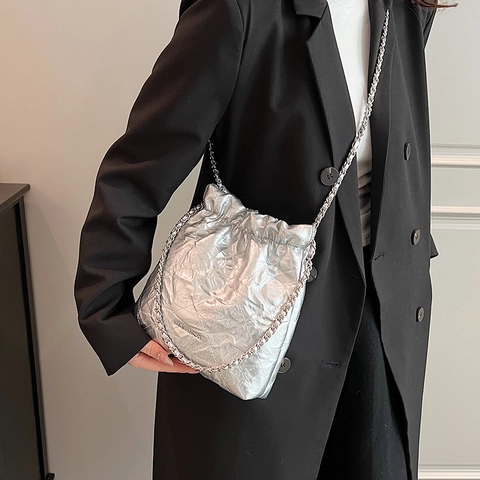 Damen Mode Gesteppte Rautenmuster Beuteltasche Metallic Silber PU Leder Kordelzug Kette Schulter Umhängetasche