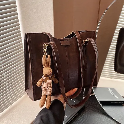 Women Retro PU Leather Large Capacity Tote Bag With Rabbit Charm Vintage Commuter Shoulder Bag Solid Color Handbag