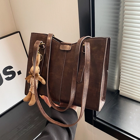 Women Retro PU Leather Large Capacity Tote Bag With Rabbit Charm Vintage Commuter Shoulder Bag Solid Color Handbag