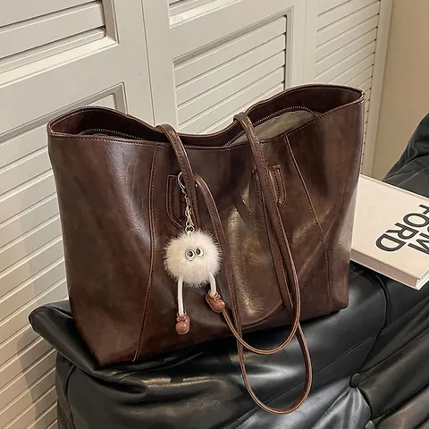 Grand Sac Maillard Tote Bag Femme Vintage en Cuir PU Sac à Épaule Décontracté pour Trajet Quotidien Avec Pendentif Peluche
