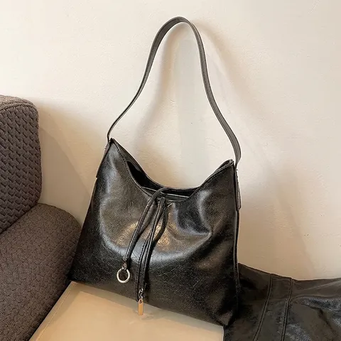 Sac Fourre-Tout Vintage en Cuir PU Grande Capacité Pour Femmes Sac à Main Rétro Simple Pour Navette Quotidienne Avec Décor Anneau Or
