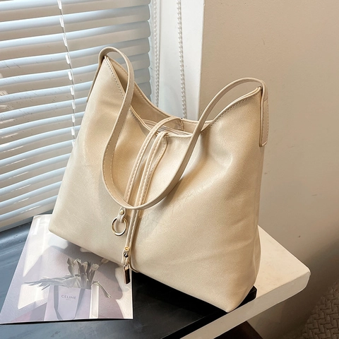 Sac Fourre-Tout Vintage en Cuir PU Grande Capacité Pour Femmes Sac à Main Rétro Simple Pour Navette Quotidienne Avec Décor Anneau Or