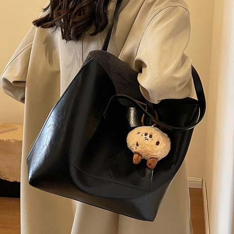 Bolso Tote de Mujer Gran Capacidad Cuero PU Vintage Moda Conmutar Bolso de Hombro Con Colgante de Felpa Otoño Invierno Bolso Shopper Retro Color Sólido