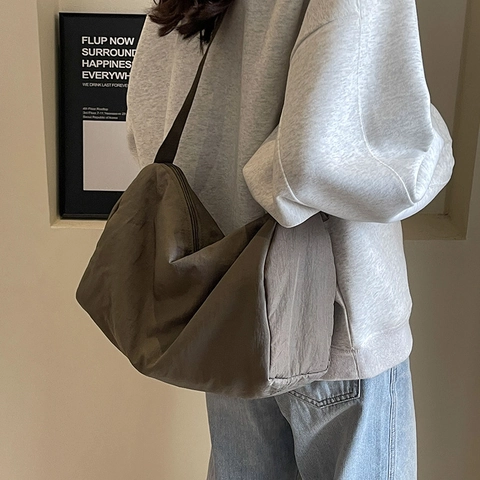 Sac Oreiller en Nylon Grande Capacité pour Femmes Sac à Épaule Bandoulière Décontracté Couleur Unie Avec Large Bandoulière Réglable Sac à Main de Voyage Polyvalent