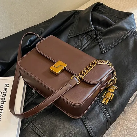 Damen Vintage PU Leder Kleine Quadratische Tasche Mit Metallkette Klappe Umhängetasche Schultertasche Mit Bären Anhänger