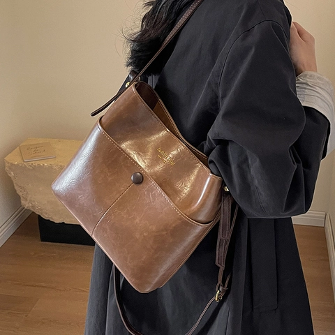 Sac Seau Vintage en Cuir PU Grande Capacité Avec Poignée Bandoulière Réglable Impression de Lettres Sac Fourre-tout Femme