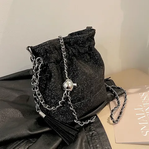 Borsa a Secchiello Glitterata Nera da Donna in Tela Tracolla Con Catena Nappa E Ciondolo a Teschio