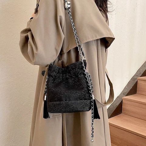 Borsa a Secchiello Glitterata Nera da Donna in Tela Tracolla Con Catena Nappa E Ciondolo a Teschio