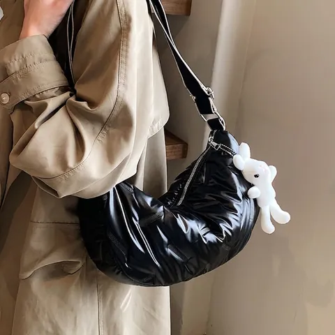 Borsa a Tracolla Trapuntata a Mezzaluna Donna Metallic Puffy Hobo Borsa a Spalla Con Tracolla Larga E Ciondolo Coniglio Moda