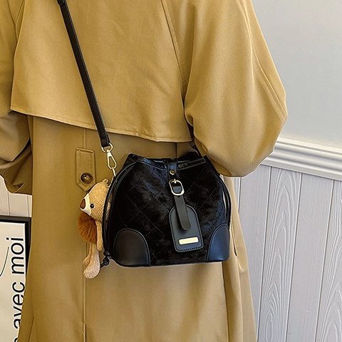 Borsa a Secchiello Trapuntata in Velluto Vintage da Donna Con Ciondolo a Orsetto Giunzione in Pelle PU Tracolla Coulisse