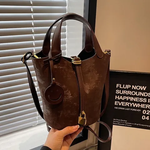 Borsa a Secchiello in Pelle PU Opaca Vintage per Donna Grande Capacità Borsa a Tracolla Con Decorazione Pendente Sorriso e Lucchetto Oro