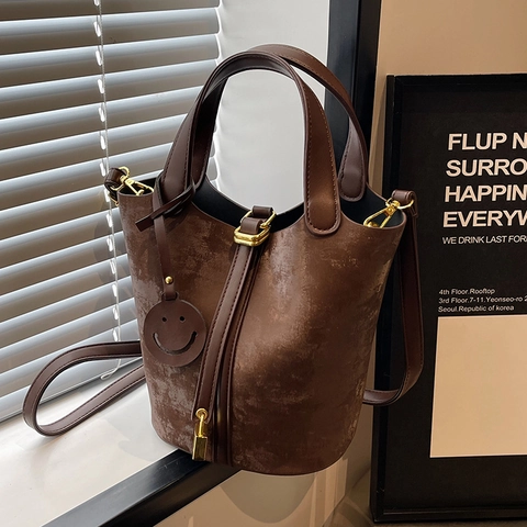 Borsa a Secchiello in Pelle PU Opaca Vintage per Donna Grande Capacità Borsa a Tracolla Con Decorazione Pendente Sorriso e Lucchetto Oro