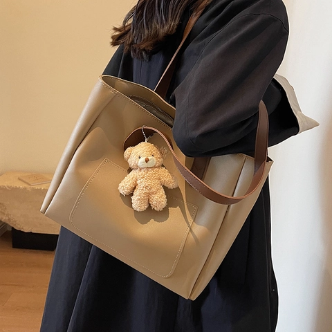 Women PU Leather Large Capacity Tote Bag Vintage Commuting Shoulder Bag With Plush Bear Charm Solid Color Fashion Handbag