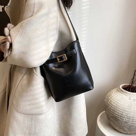 Women Vintage PU Leather Bucket Bag Minimalist Shoulder Crossbody Bag With Gold Square Buckle Decorative Belt Large Capacity Fashion Commuter Bag