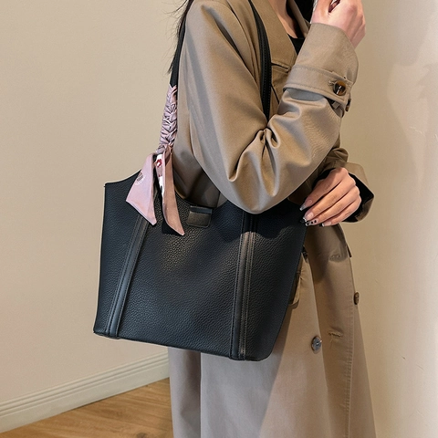 Sac Fourre-Tout pour Femmes Grande Capacité Style Maillard en Cuir PU Grainé Litchi Sac à Épaule Avec Foulard en Soie Sac à Main Rétro pour Navette