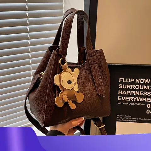 Sac Seau pour Femmes en Cuir PU Texture Litchi Sac à Main Rétro Avec Charme de Singe Bandoulière Réglable Sac Fourre-tout