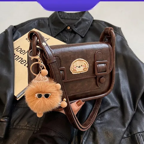 Borsa a Tracolla Piccola Quadrata in Pelle PU Retrò da Donna Patta Con Doppia Fibbia Borsa a Spalla Carino Cane Patch Ciondolo Peluche