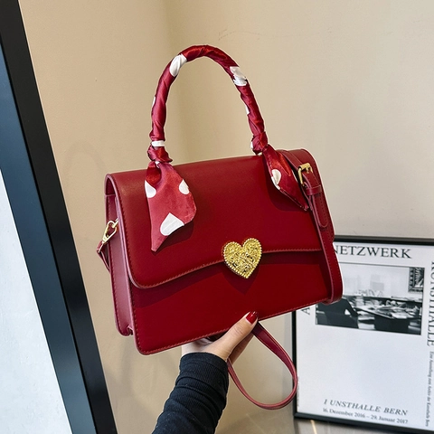 Sac à Épaule Femme en Cuir PU avec Boucle en Métal Coeur Sac à Main avec Foulard Décoratif Mode Mariage Fête Bandoulière