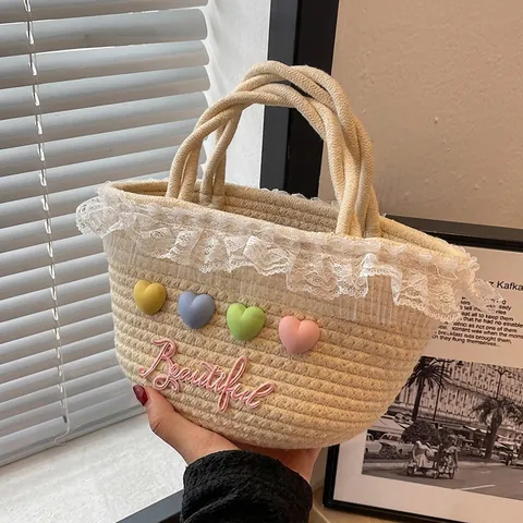 Damen Süße Stroh Gewebte Handtasche Mit Spitzenbesatz Und 3D Herz Dekoration Schöne Buchstaben Stickerei Vielseitige Strandtasche