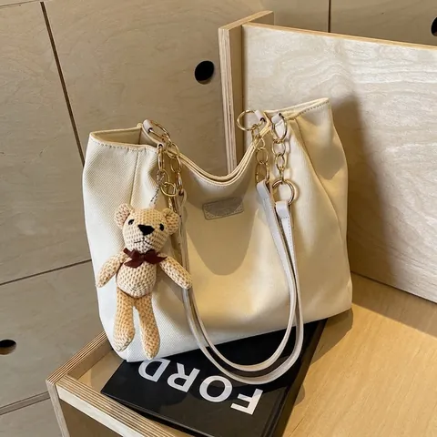 Damen Minimalistische Große Kapazität Leinwand Einkaufstasche Mit Kettengurt Einfache Pendler Schultertasche Mit Bär Anhänger