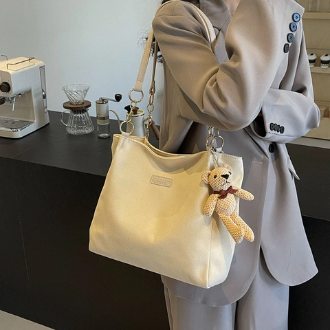 Damen Minimalistische Große Kapazität Leinwand Einkaufstasche Mit Kettengurt Einfache Pendler Schultertasche Mit Bär Anhänger