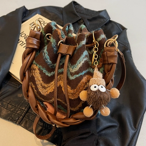 Bolso Cubo de Punto Bohemio para Mujer Patrón de Ondas Cordón Ajustable Bolso de Hombro Cruzado con Asa Trenzada Colgante Felpa