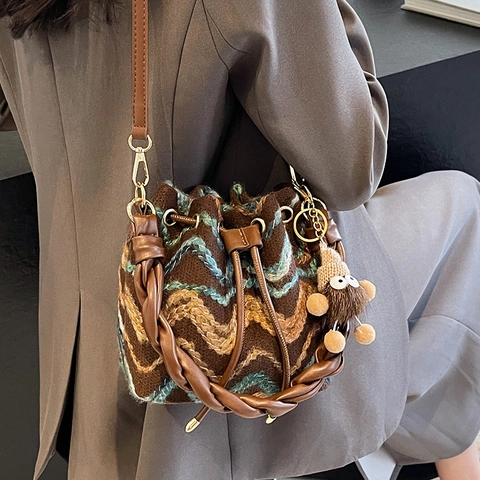 Bolso Cubo de Punto Bohemio para Mujer Patrón de Ondas Cordón Ajustable Bolso de Hombro Cruzado con Asa Trenzada Colgante Felpa