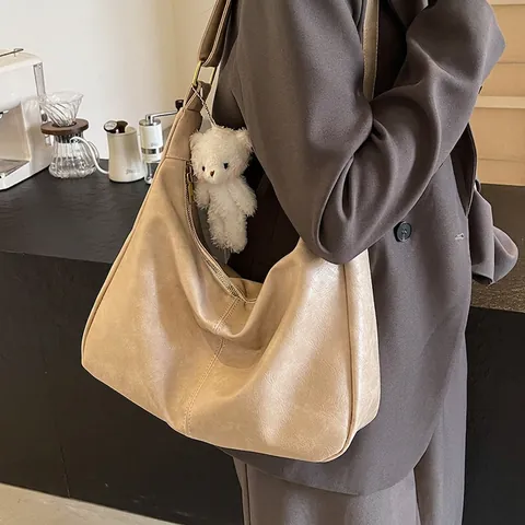 Grand Sac Fourre-tout pour Femme en Cuir PU Souple Bandoulière Réglable Pendentif Ours Style Maillard Vintage Sac à Main de Trajet
