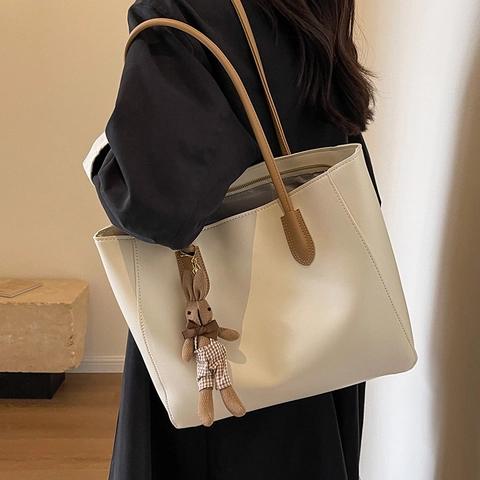 Retro PU Leder Tragetasche Mit Großer Kapazität Für Damen Herbst Fashion Casual Schultertasche Mit Süßem Hasenanhänger Pendler Handtasche