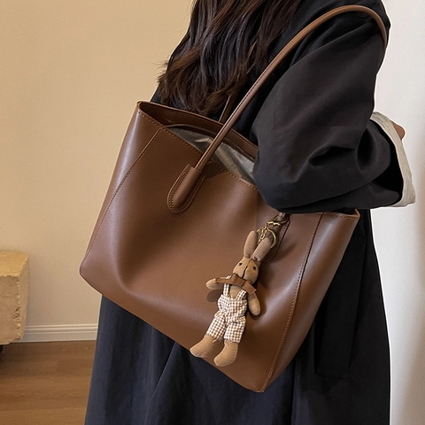 Retro PU Leder Tragetasche Mit Großer Kapazität Für Damen Herbst Fashion Casual Schultertasche Mit Süßem Hasenanhänger Pendler Handtasche