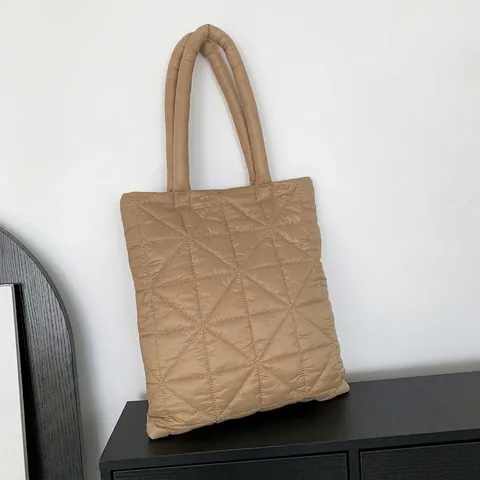Damen PU Leder Gesteppte Schultertasche Große Kapazität Dreieckiges Geometrisches Muster Gepolsterte Puffer Tasche Lässige Mode Minimalistische Tote Bag