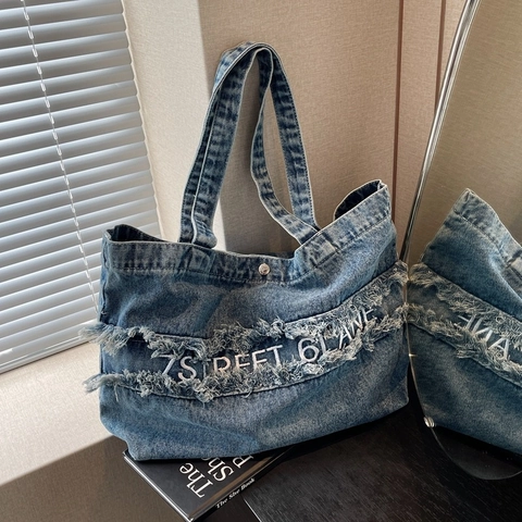 Borsa Tote in Denim da Donna Grande Capacità Bordo Sfilacciato Tracolla in Denim Distressed Con Ricamo Lettere per Scuola