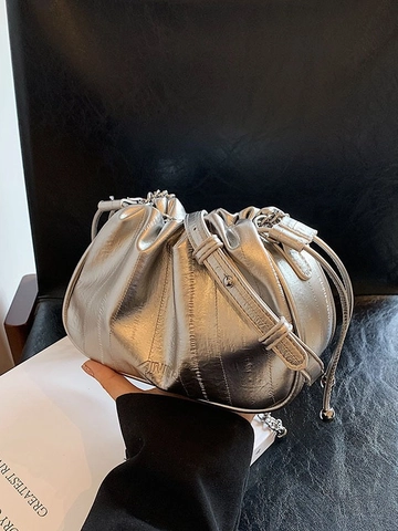 Damen Plissierte Cloud Umhängetasche Mode Metallic PU Leder Schultertasche Mit Silberner Kette Kordelzug Handtasche
