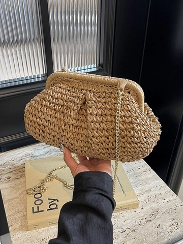 Handmade Straw Woven Shell Crossbody Bag For Women Summer Beach Vacation Cloud Clutch Bag With Golden Metal Chain Strap