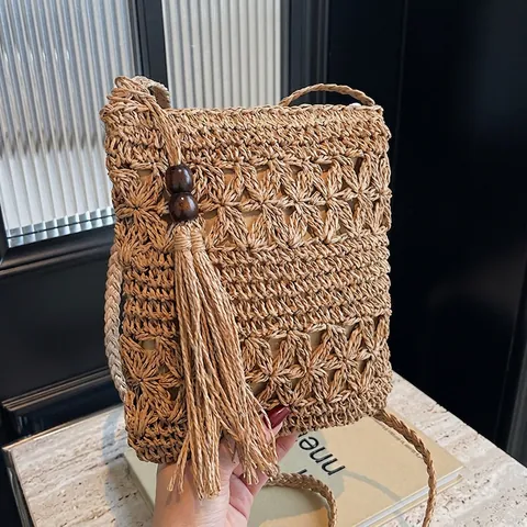 Borsa a Tracolla da Donna in Paglia Intrecciata a Mano Con Motivo Floreale Traforato E Decorazione di Nappine E Perline di Legno