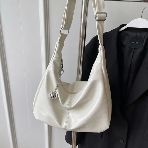 Damen Hobo Bag Mit Großer Kapazität PU Leder Mode Krokodilmuster Umhängetasche Mit Silberkugel Anhänger Täglich Tote