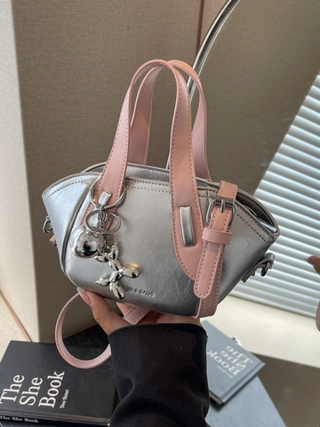 Damen Metallic Silber Rosa Kontrast PU Leder Handtasche Schulter Umhängetasche Eimertasche Mit Metallischem Ballonhund Anhänger