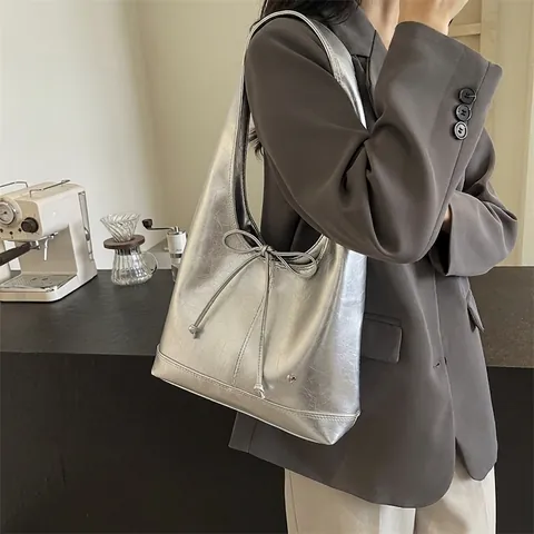 Women Large Capacity PU Leather Hobo Shoulder Bag With Bowknot Heart Decor Silver Metallic Tote Bag For Daily Commute