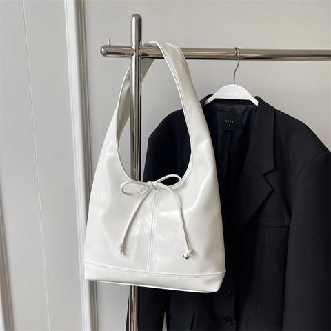 Women Large Capacity PU Leather Hobo Shoulder Bag With Bowknot Heart Decor Silver Metallic Tote Bag For Daily Commute