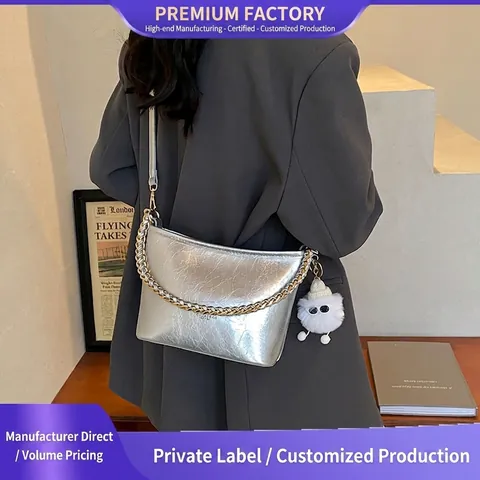 Borsa a Secchiello da Donna in Pelle PU con Catena in Metallo e Pendente a Mostro in Peluche Retro Argento Rosso Nero