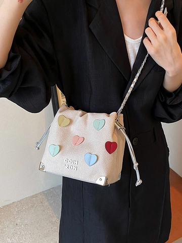 Borsa a Secchiello da Donna con Patch a Cuore In Pelle PU Increspata Borsa a Tracolla con Coulisse e Catena Design di Nicchia